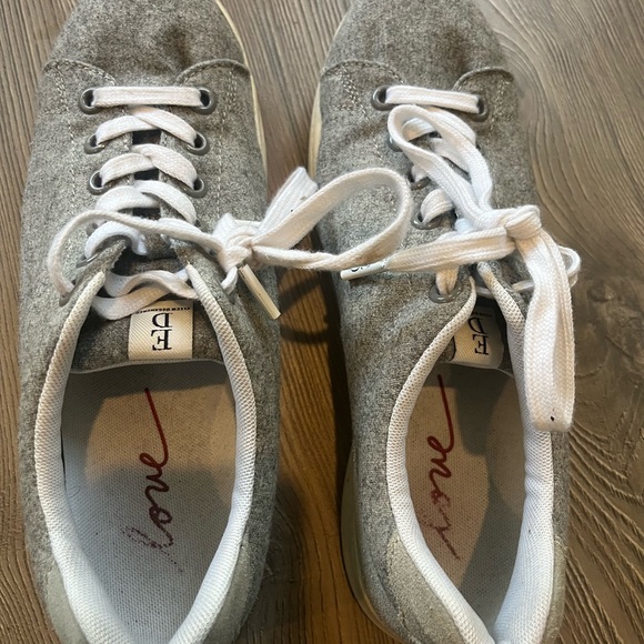 Ellen Degeneres LOVE grey flannel sneakers, 8.5, so adorable and stylish! - Picture 4 of 8